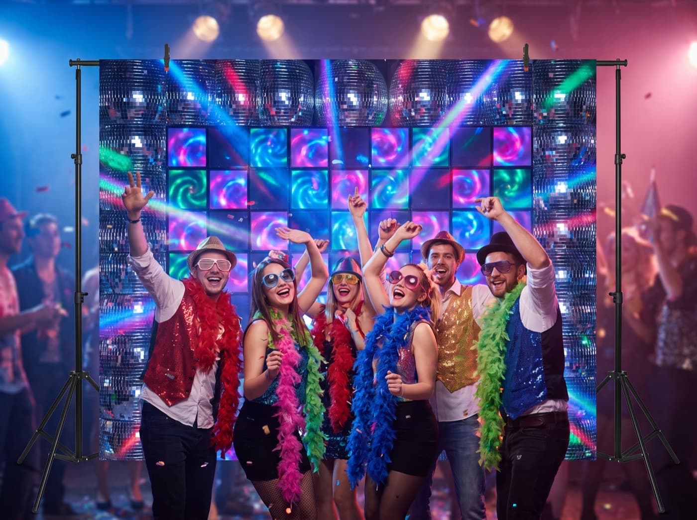 Gäste feiern vor der Disco-Fotowand